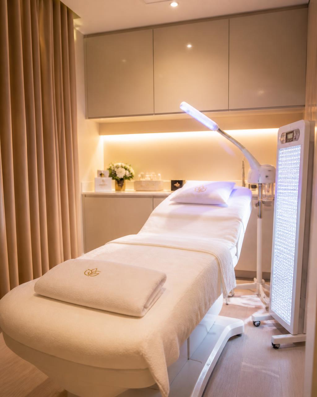 Cabina privada de tratamientos faciales en Skinlush con cama, luz LED y vaporizador